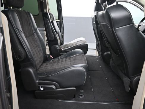 Used 2015 Chrysler Town & Country Limited image 15