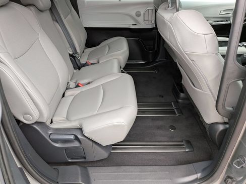 Used 2026 Toyota Sienna XLE FWD image 18