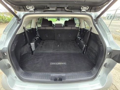 Used 2022 Toyota Highlander LE image 32