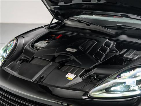 Used 2023 Porsche Cayenne Platinum Edition image 12