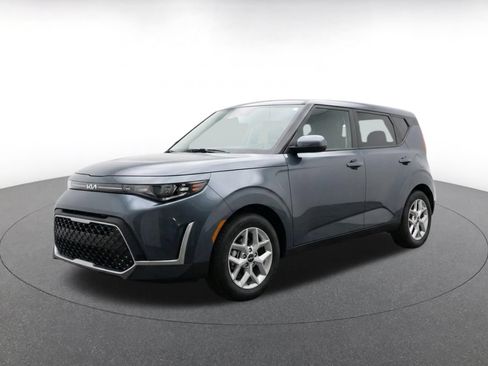 Used 2025 Kia Soul LX w/ LX Technology Package FWD image 3