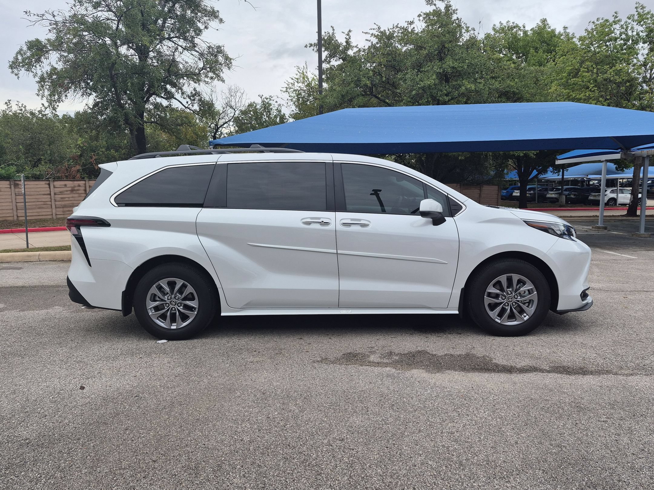 Used 2026 Toyota Sienna XLE FWD image 2