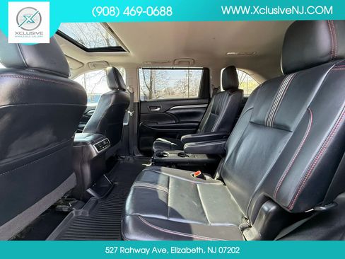 Used 2019 Toyota Highlander SE image 25