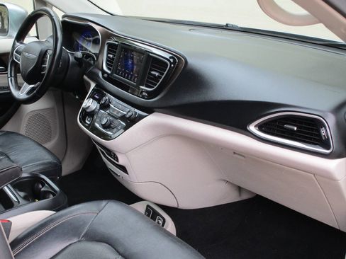 Used 2018 Chrysler Pacifica Touring-L image 7