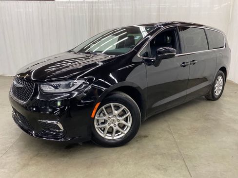 Used 2025 Chrysler Pacifica Select FWD image 1