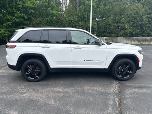 Used 2024 Jeep Grand Cherokee Altitude AWD/4WD image 2