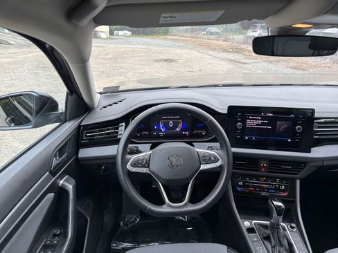Used 2025 Volkswagen Jetta SE image 33