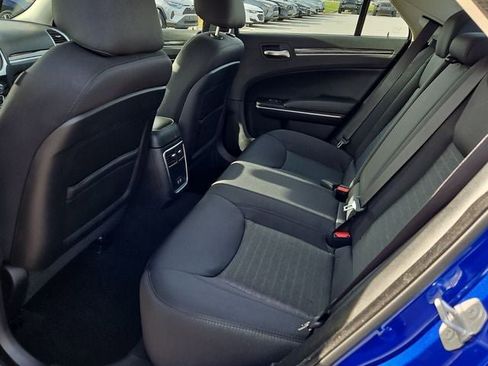 Used 2019 Chrysler 300 Touring w/ Chrome Appearance Package image 14