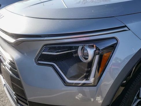 Used 2023 Kia Niro EX Touring image 6