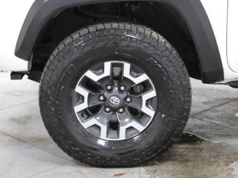 Used 2023 Toyota Tacoma TRD Off-Road w/ Technology Package AWD/4WD image 17