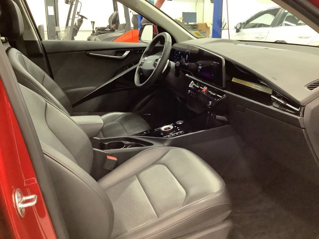 Certified 2025 Kia Niro Wave w/ Wave Preserve Package FWD image 13