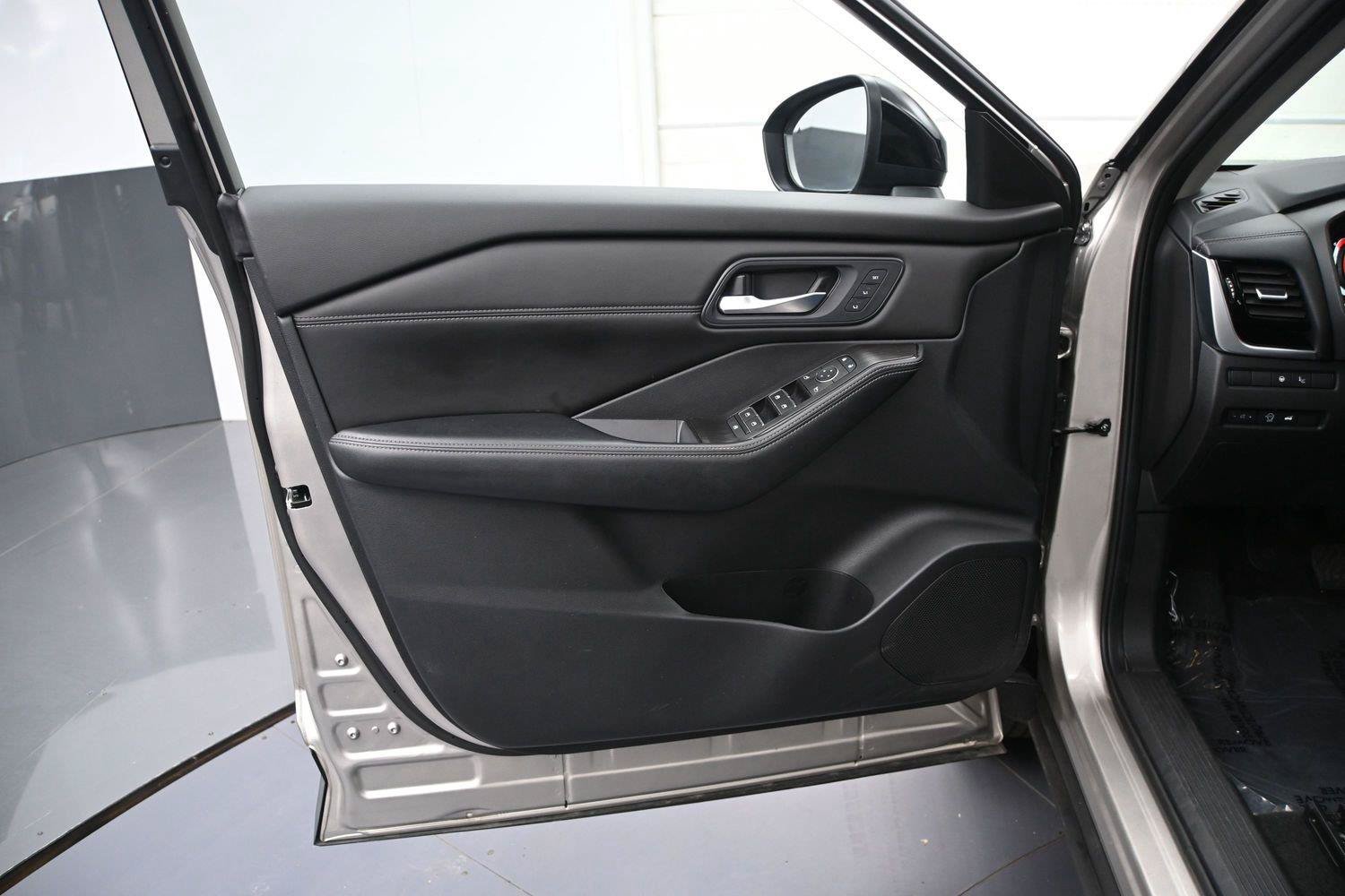 Certified 2025 Nissan Rogue SL w/ SL Premium Package AWD/4WD image 8