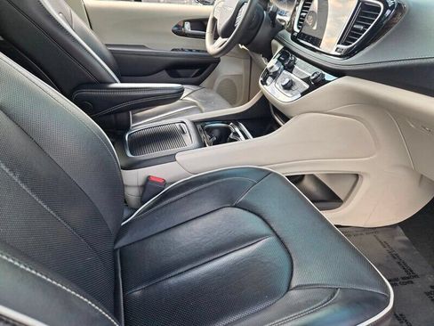 Used 2024 Chrysler Pacifica Limited FWD image 16