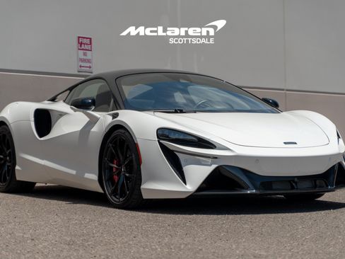 Used 2023 McLaren Artura RWD image 9