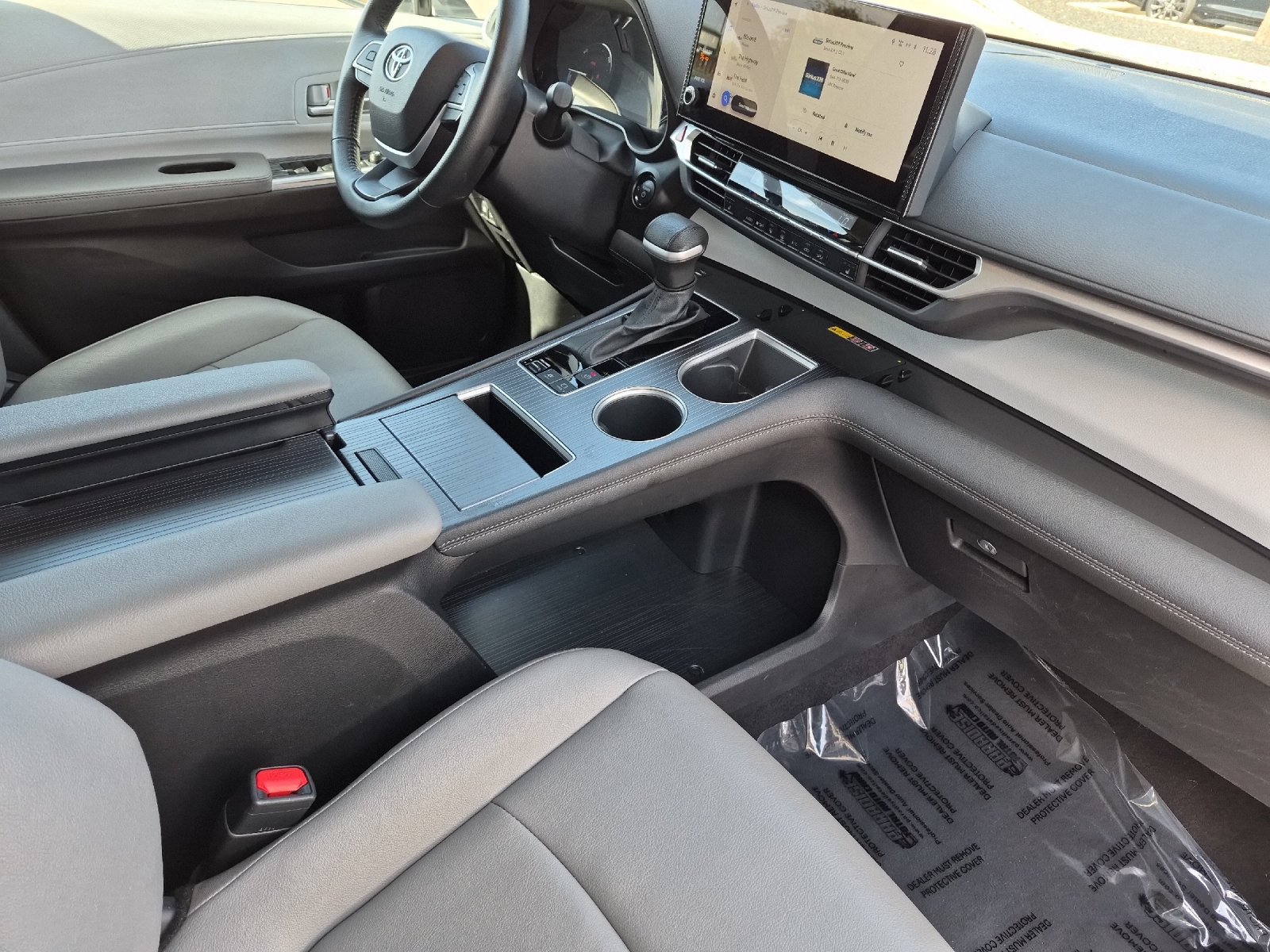 Used 2025 Toyota Sienna XLE FWD image 16