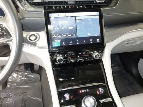 Used 2022 Jeep Grand Cherokee Overland w/ Luxury Tech Group IV AWD/4WD image 19