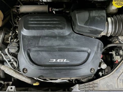 Used 2017 Chrysler Pacifica Touring-L w/ Tire & Wheel Group image 32