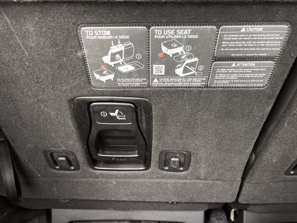 Used 2025 Kia Carnival FWD image 25