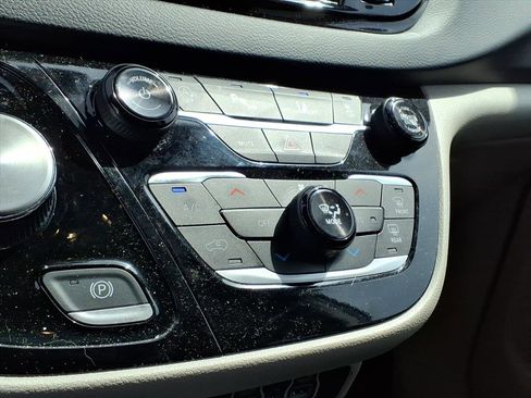 Used 2024 Chrysler Pacifica Touring-L image 15