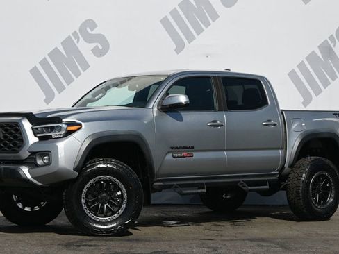 Used 2022 Toyota Tacoma TRD Off-Road image 1