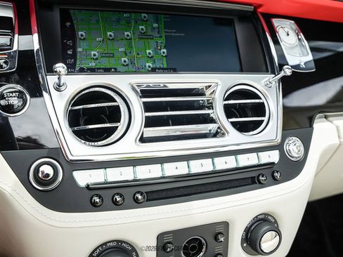 Used 2019 Rolls-Royce Dawn RWD image 52