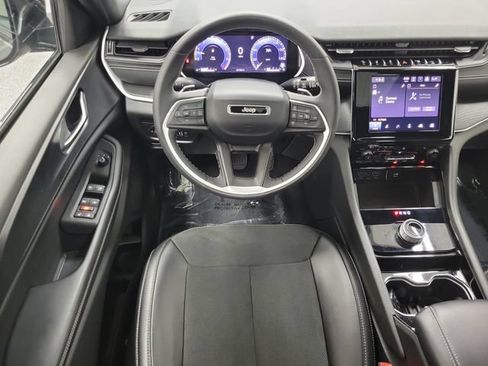 Used 2023 Jeep Grand Cherokee Altitude AWD/4WD image 13