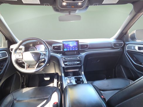 Used 2020 Ford Explorer XLT w/ Equipment Group 202A AWD/4WD image 22
