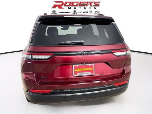 Used 2023 Jeep Grand Cherokee Altitude AWD/4WD image 7