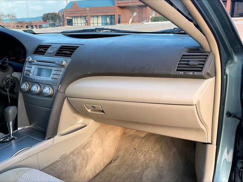 Used 2010 Toyota Camry LE image 23