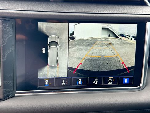 Used 2024 GMC Yukon Denali RWD image 34