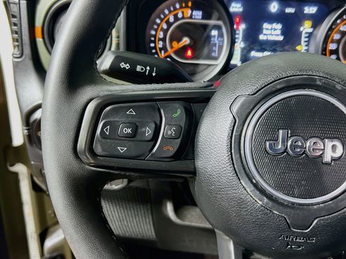 Used 2025 Jeep Gladiator Mojave AWD/4WD image 18
