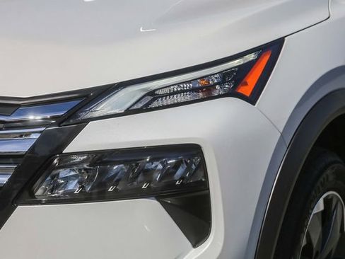 Used 2025 Nissan Rogue SV w/ SV Premium Package image 6