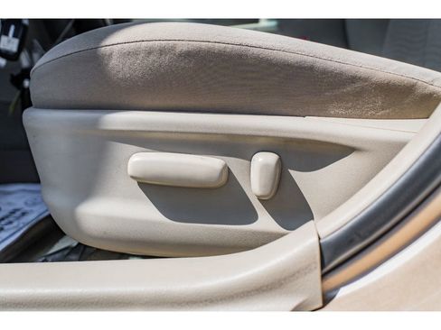 Used 2010 Toyota Camry LE image 9