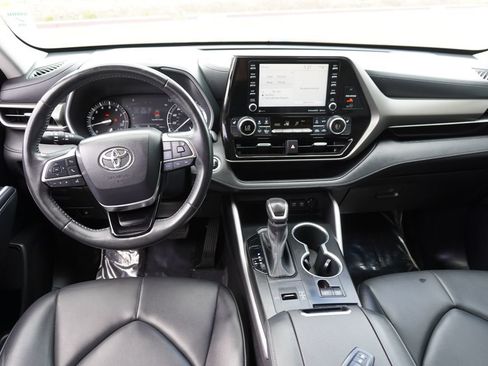 Used 2021 Toyota Highlander XLE FWD image 22