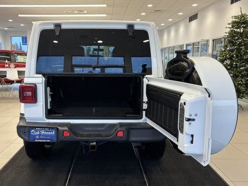 Used 2019 Jeep Wrangler Unlimited Sahara image 9