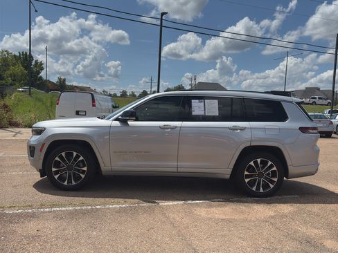 Used 2022 Jeep Grand Cherokee L Overland w/ Luxury Tech Group IV AWD/4WD image 10