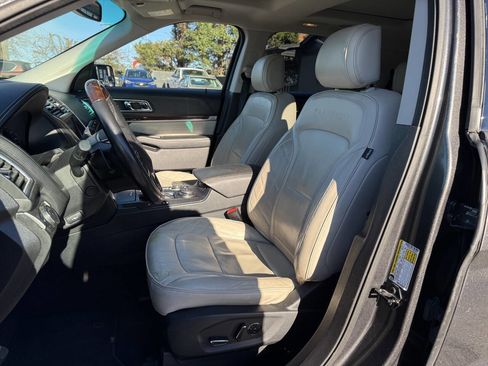 Used 2016 Ford Explorer Platinum image 9