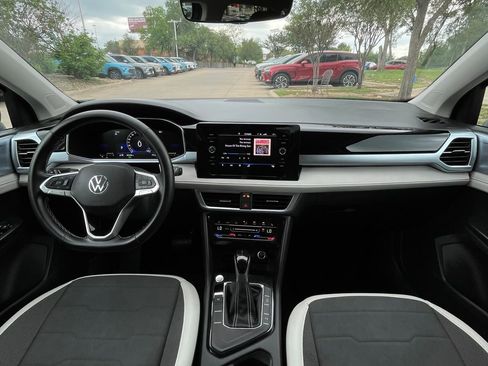 Used 2025 Volkswagen Taos SE FWD image 11