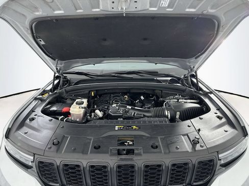 Used 2024 Jeep Grand Cherokee Altitude RWD image 30