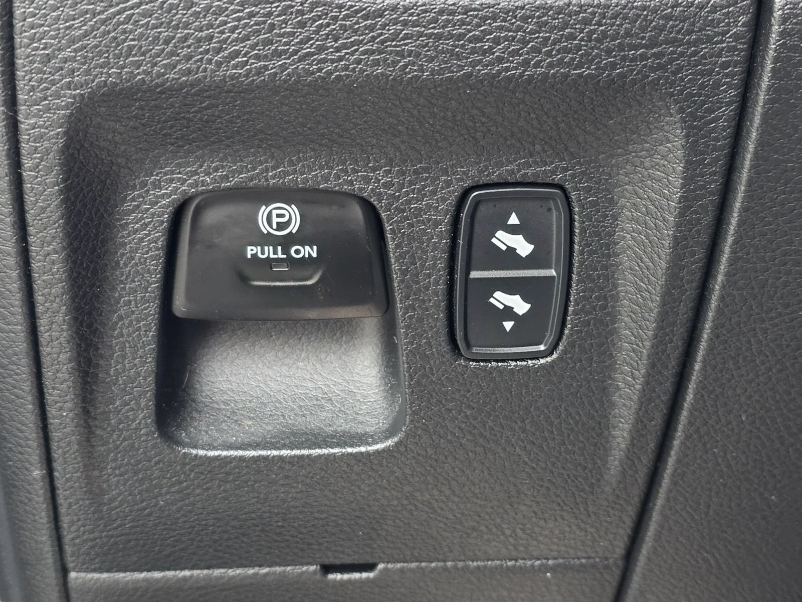 Used 2024 RAM 1500 Laramie AWD/4WD image 15