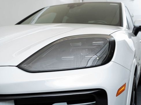 Certified 2024 Porsche Cayenne Coupe AWD/4WD image 14