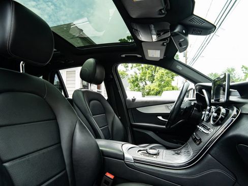 Used 2019 Mercedes-Benz GLC 300 4MATIC w/ Premium Package image 10