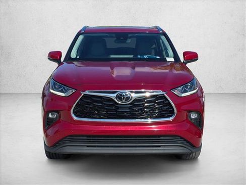 Used 2024 Toyota Highlander Limited FWD image 2