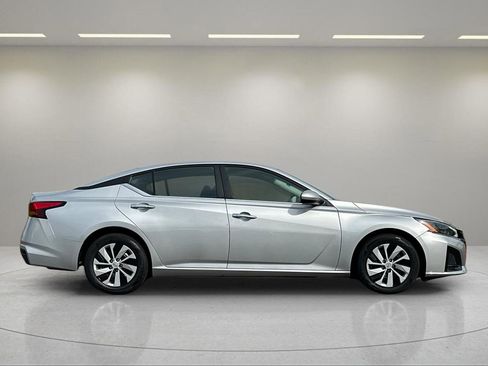 Used 2023 Nissan Altima 2.5 S image 2