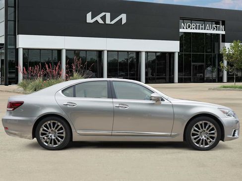 Used 2017 Lexus LS 460 w/ Comfort Package RWD image 5
