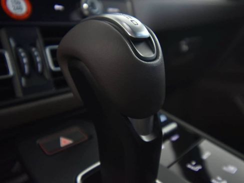 Certified 2025 Porsche Macan AWD/4WD image 34