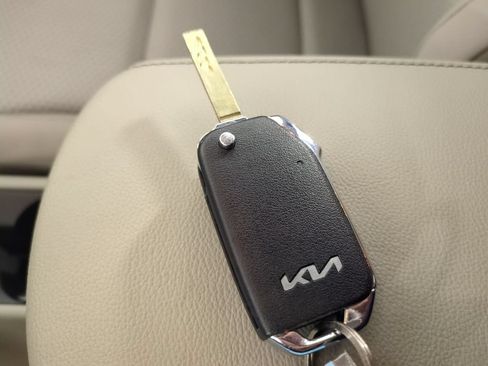 Used 2025 Kia Soul LX w/ LX Technology Package FWD image 35