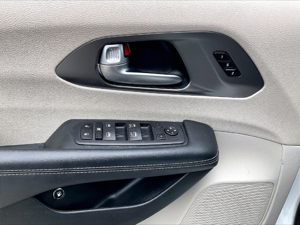 Used 2024 Chrysler Pacifica Limited FWD image 36