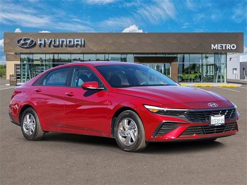 Used 2025 Hyundai Elantra SE image 1