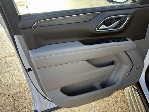 Used 2022 GMC Yukon SLT w/ SLT Premium Package image 16